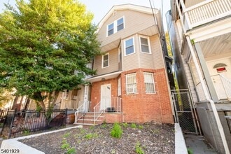 Building Photo - 166 Seymour Ave