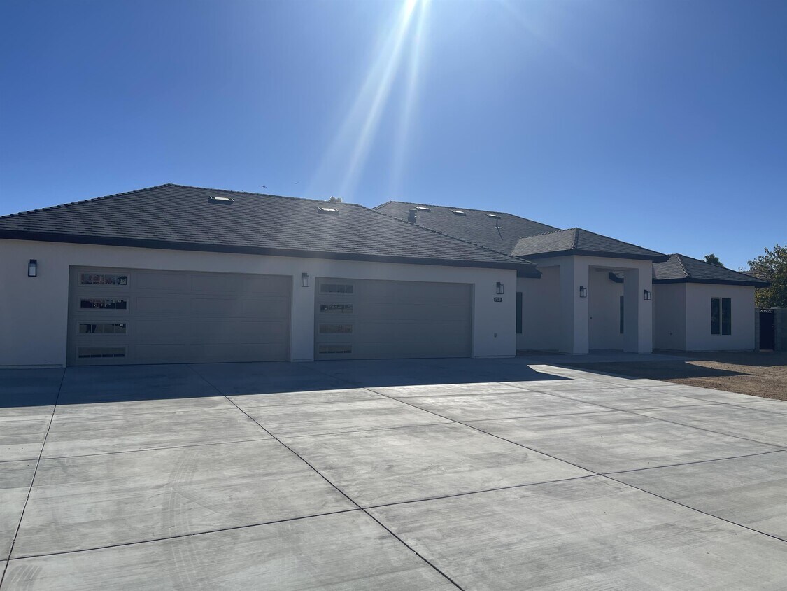 9678 Denhart Ave Unit C, California City, CA 93505 Room for Rent in