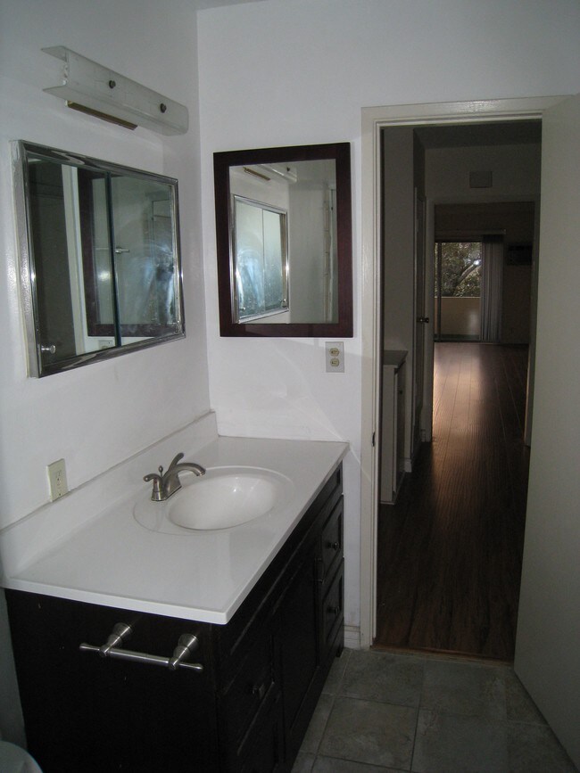 Building Photo - 310 N Van Ness Ave