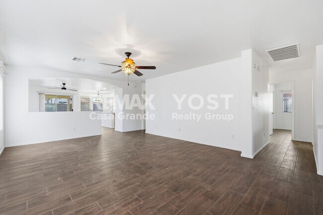 Foto del edificio - 1467 E 12th St
