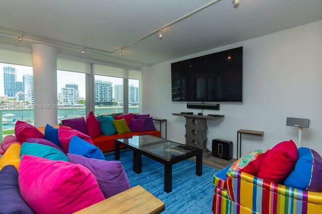 Foto del edificio - 900 Bay Dr