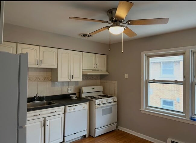 Kitchen - 1039 David Dr