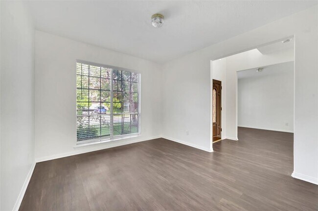 Building Photo - 2323 S Beverly Cir