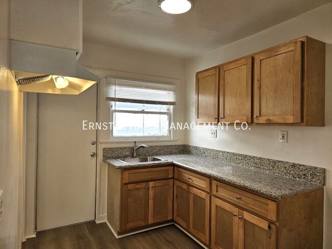 Building Photo - Lovely 1 Bedroom Apartment with Fresh Paint!