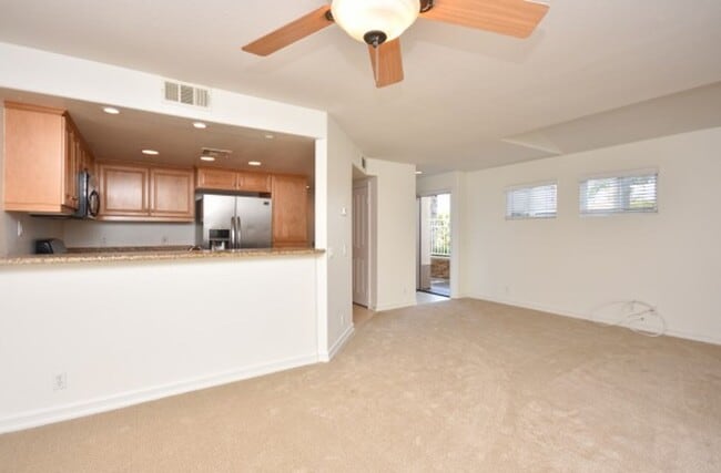 Foto del edificio - Beautiful condo blocks from the beach!