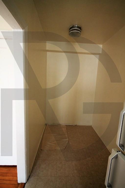 Building Photo - Heat included in this East Lakeview studio