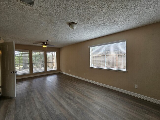Foto del edificio - 8314 Streamside Dr