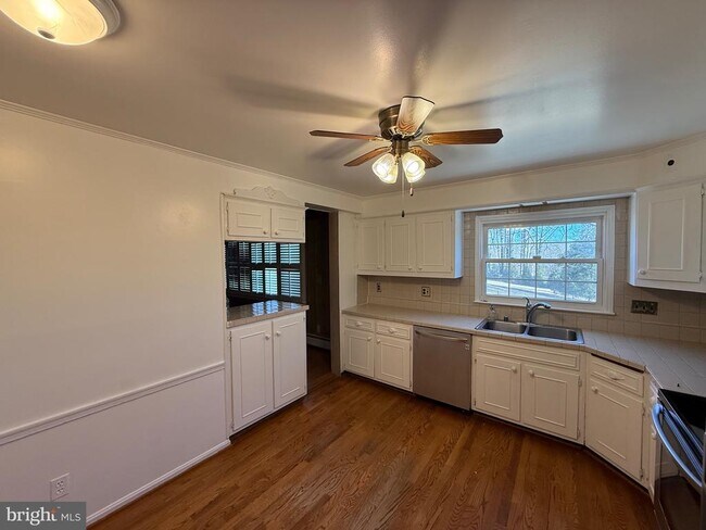 Foto del edificio - 9616 Burke View Ave