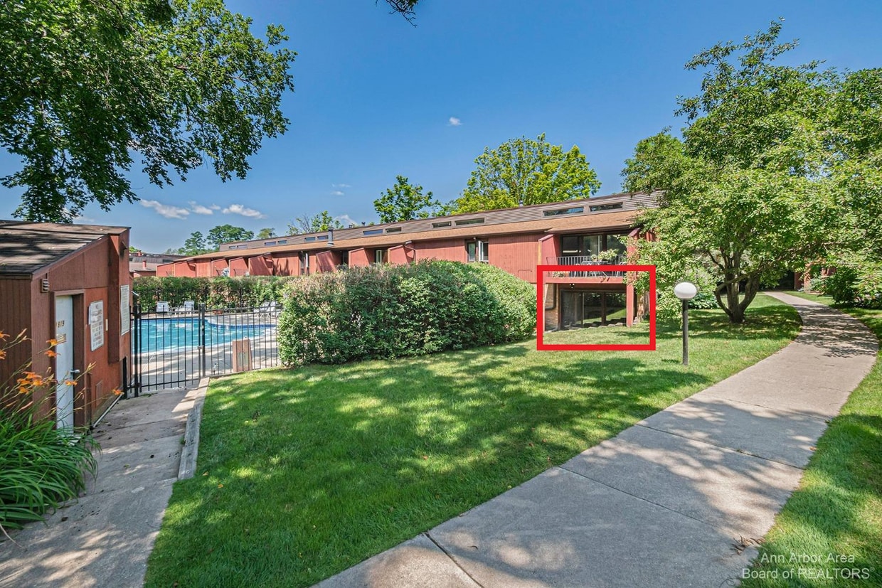Poolside Unit - 2401 Packard St