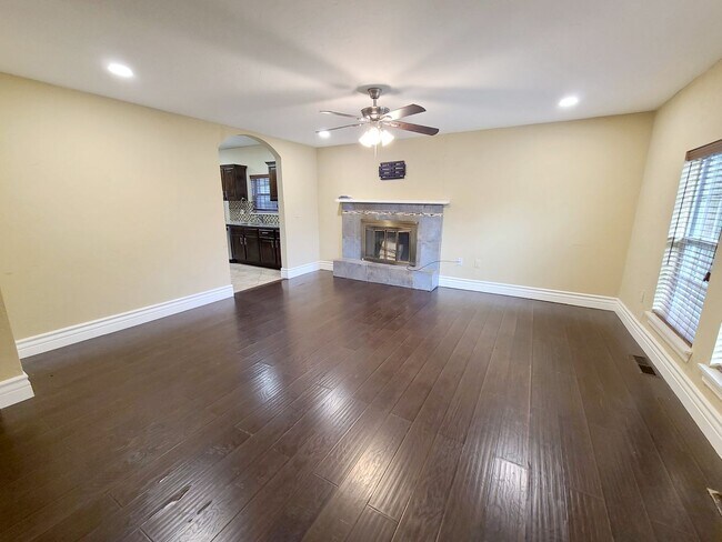 Building Photo - Large Military Park Home