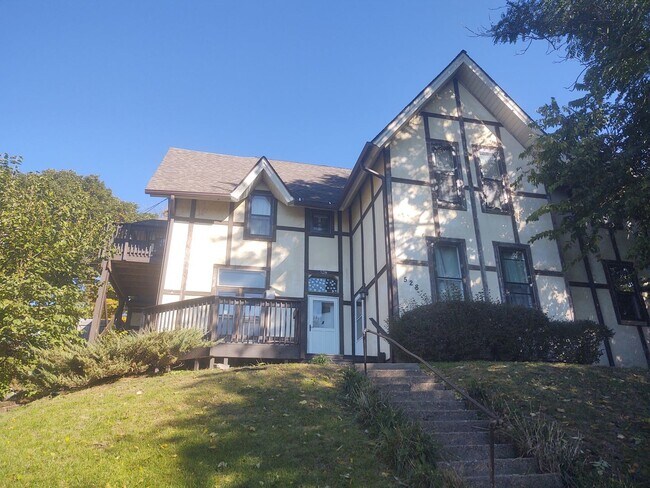 Building Photo - SW 528 W 6th St