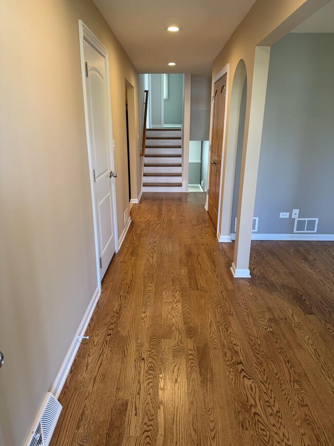 Foto del edificio - 585 Leahy Cir