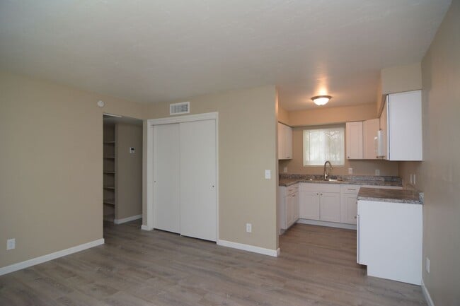 Foto del edificio - 2 Bedroom 1 Bath Apartment! Close to the U...