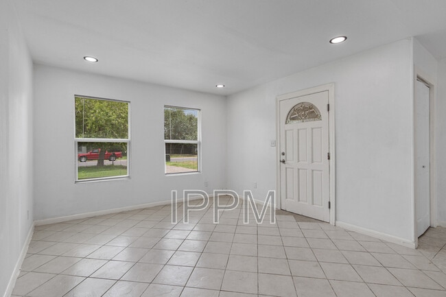 Building Photo - 717 E Jim Hogg Ave