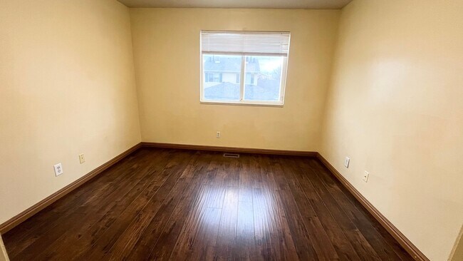 Foto del edificio - 4 bedroom/2.5 bathroom Townhome in West Jordan!