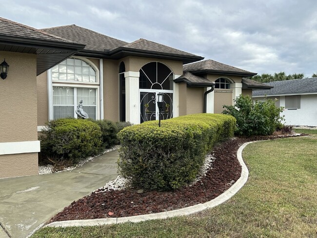 Building Photo - Freshwater Canal Pool Home