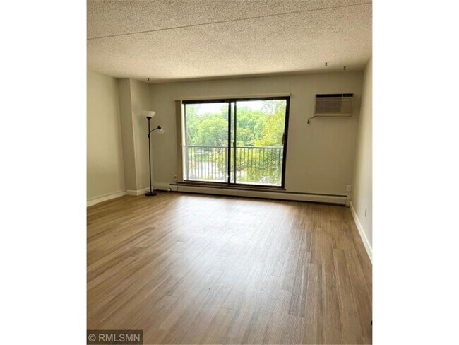 Foto del edificio - 10511 Cedar Lk Rd S