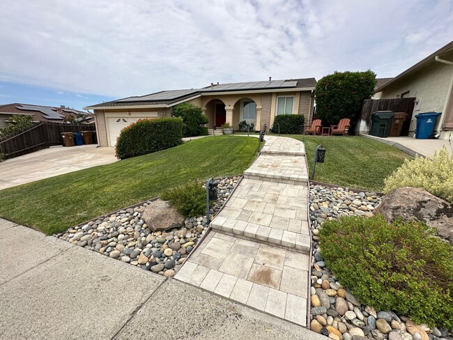 Building Photo - Beautiful 3 bedroom 2 bath POOL and SOLAR ...