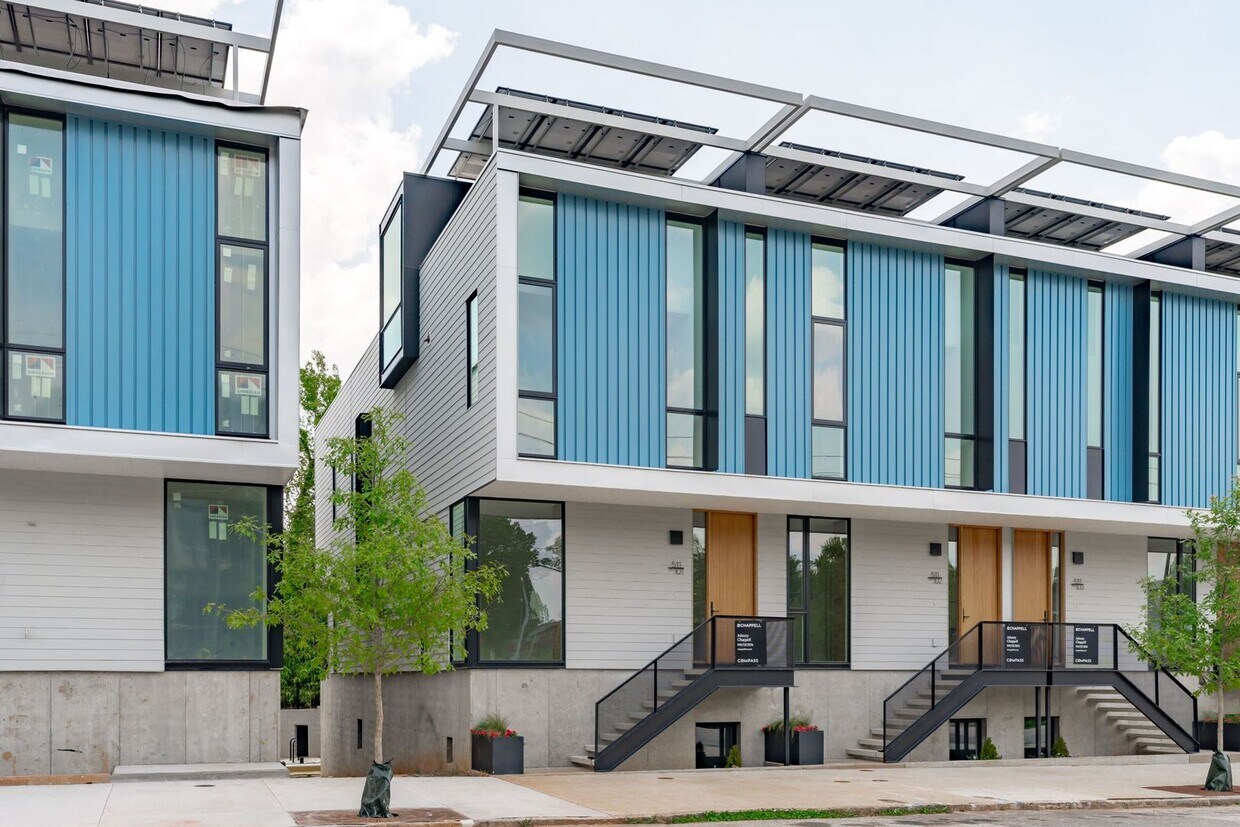 Foto principal - Beautiful 3BD, 3.5BA Downtown Raleigh Townhome with 1-Car Garage, Walkable to Premier Shopping & ...