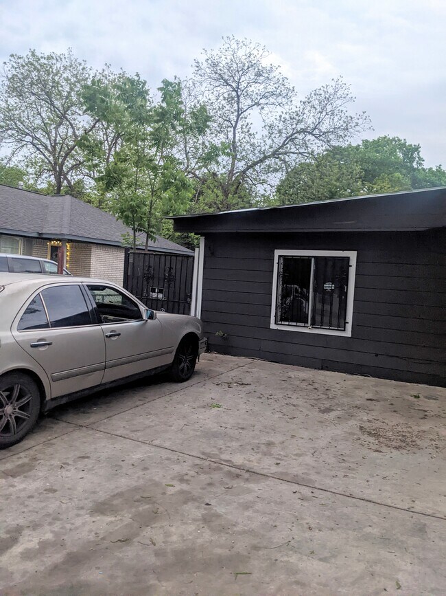 Building Photo - 1711 Ceralvo St