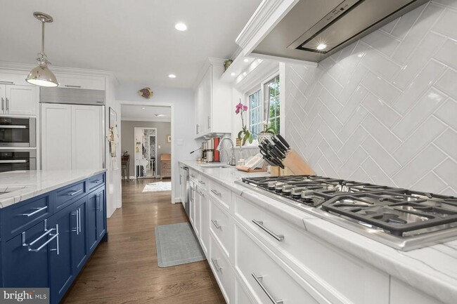Building Photo - 5949 Searl Terrace