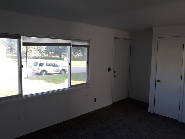 Building Photo - Neligh Duplex