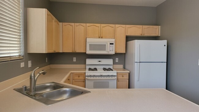 Building Photo - Silverado Ranch Area!