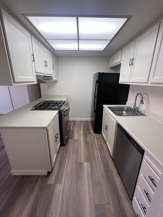 Building Photo - NICE UPDATED DUPLEX IN SACRAMENTO!!