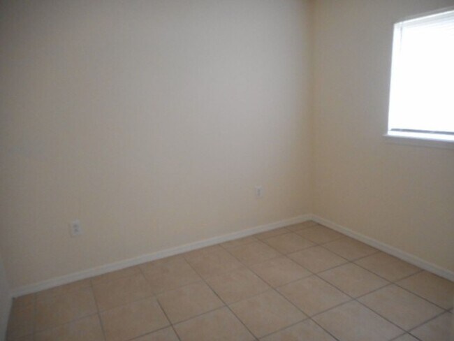 Foto del edificio - FIRST MONTH FREE!!! Duplex 3/2 + Garage 1 vehicle.