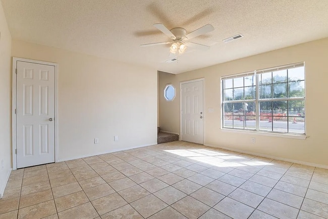 Foto del edificio - 410 SE J St A, B, C