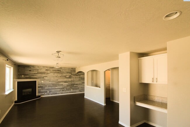 Building Photo - 4 bedroom, 2 1/2 bath home in Pasco