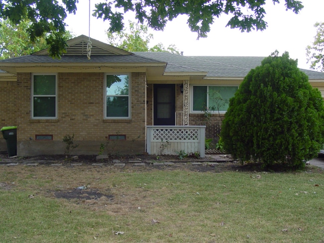 Building Photo - 1805 N Pl