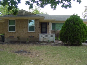 Building Photo - 1805 N Pl