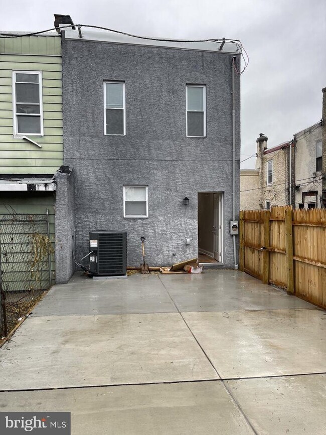 Building Photo - 241 Farson St