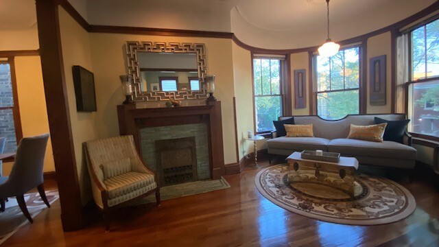 living room view east - 1420 W Balmoral Ave