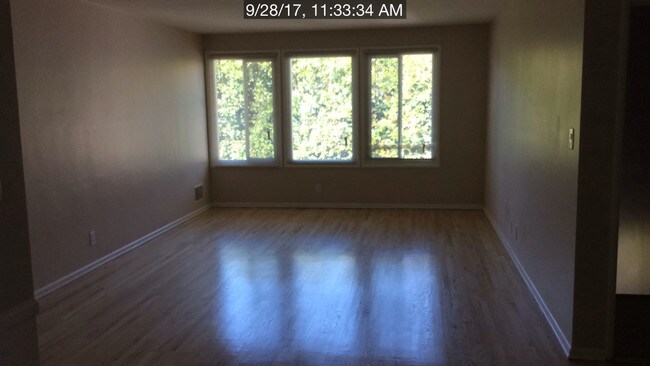 Building Photo - 446 1/2 Landfair Ave