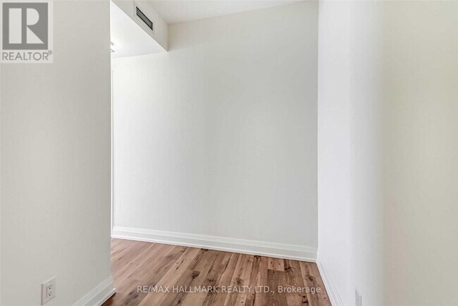 Building Photo - 5 Sheppard Ave E