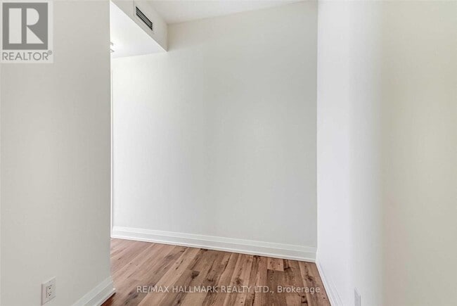 Photo du bâtiment - 5 Sheppard Ave E