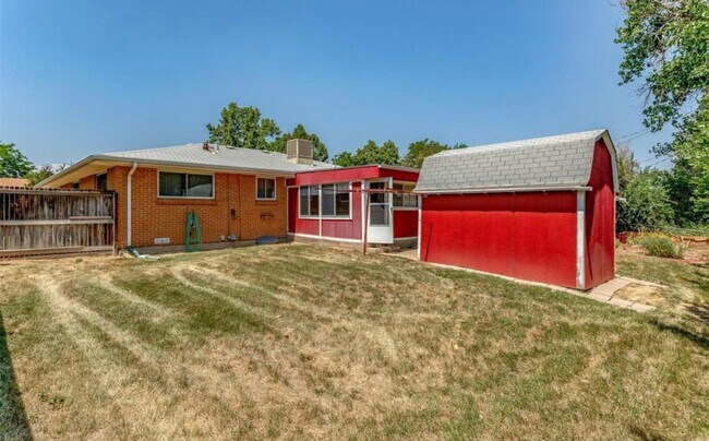 Building Photo - Large Aurora Lynn Knolls Home