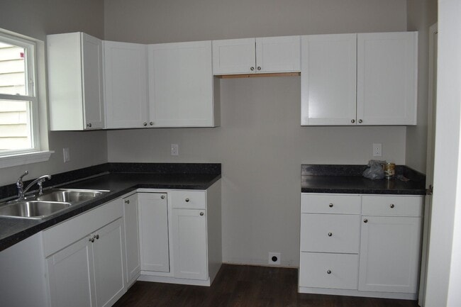 Building Photo - Shelby Park Amazing Newly Renovated 3 Bedroom House/1.5 BA