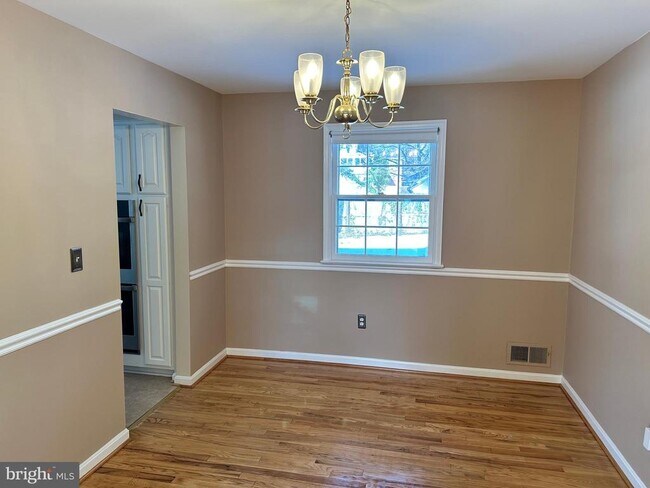 Foto del edificio - 4405 Bel Pre Rd