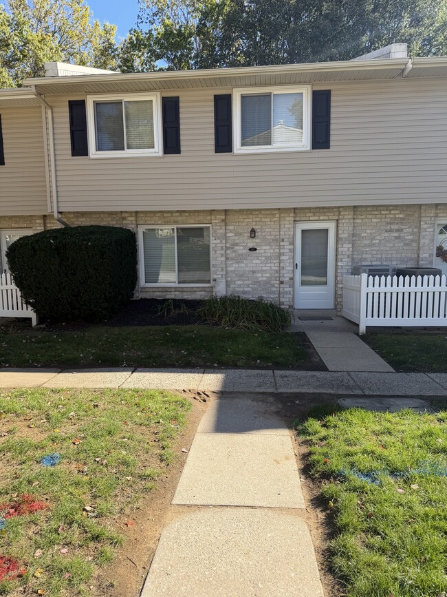 Building Photo - 305 Village Walk