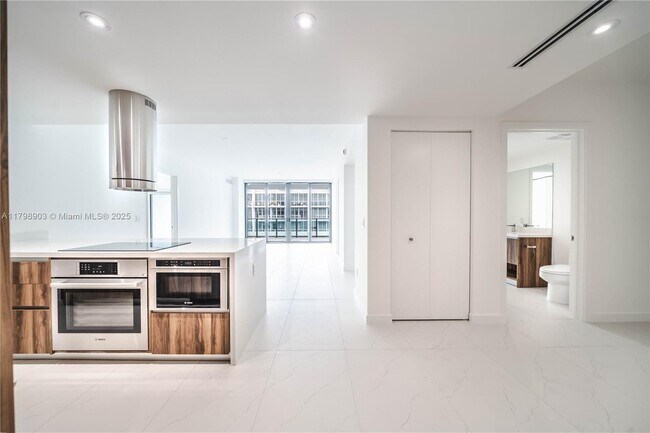 Foto del edificio - 9901 W Bay Harbor Dr