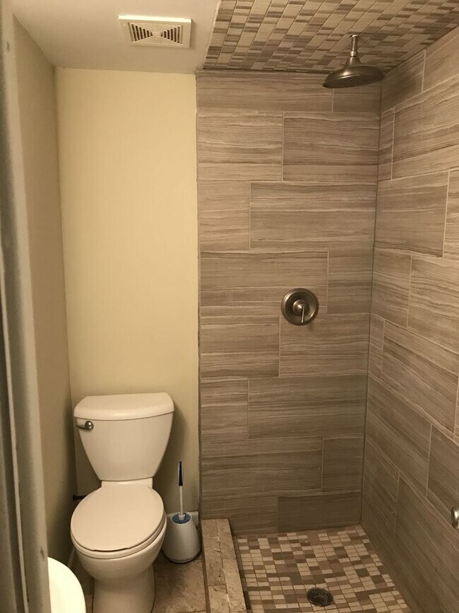 Foto del edificio - Beautiful 3 bedroom 2 bath + Den/office to...