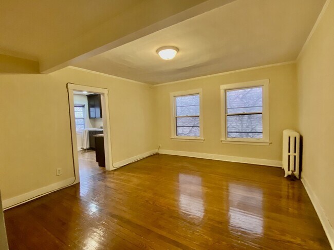 Building Photo - 554 Green Bay Rd