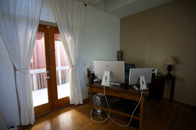 Foto del edificio - 829 Pine Ave