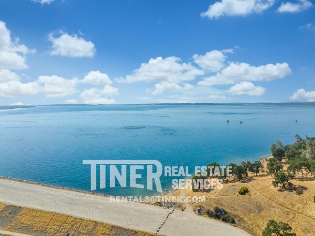 Building Photo - Stunning 4 bedroom, 3.5 bathroom home in E...