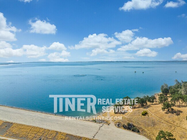 Foto del edificio - Stunning 4 bedroom, 3.5 bathroom home in E...