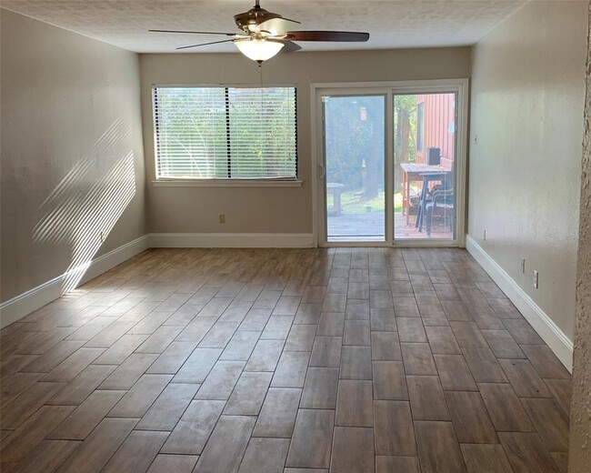 Building Photo - 3923 Old Oaks Dr