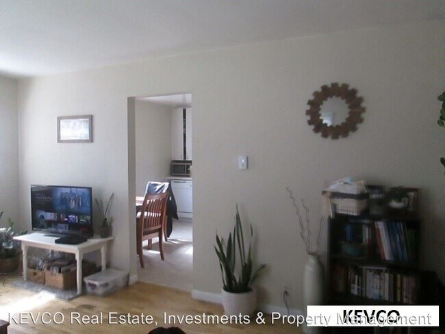 Building Photo - 2 br, 1 bath Apartment - 141 N Lyons St